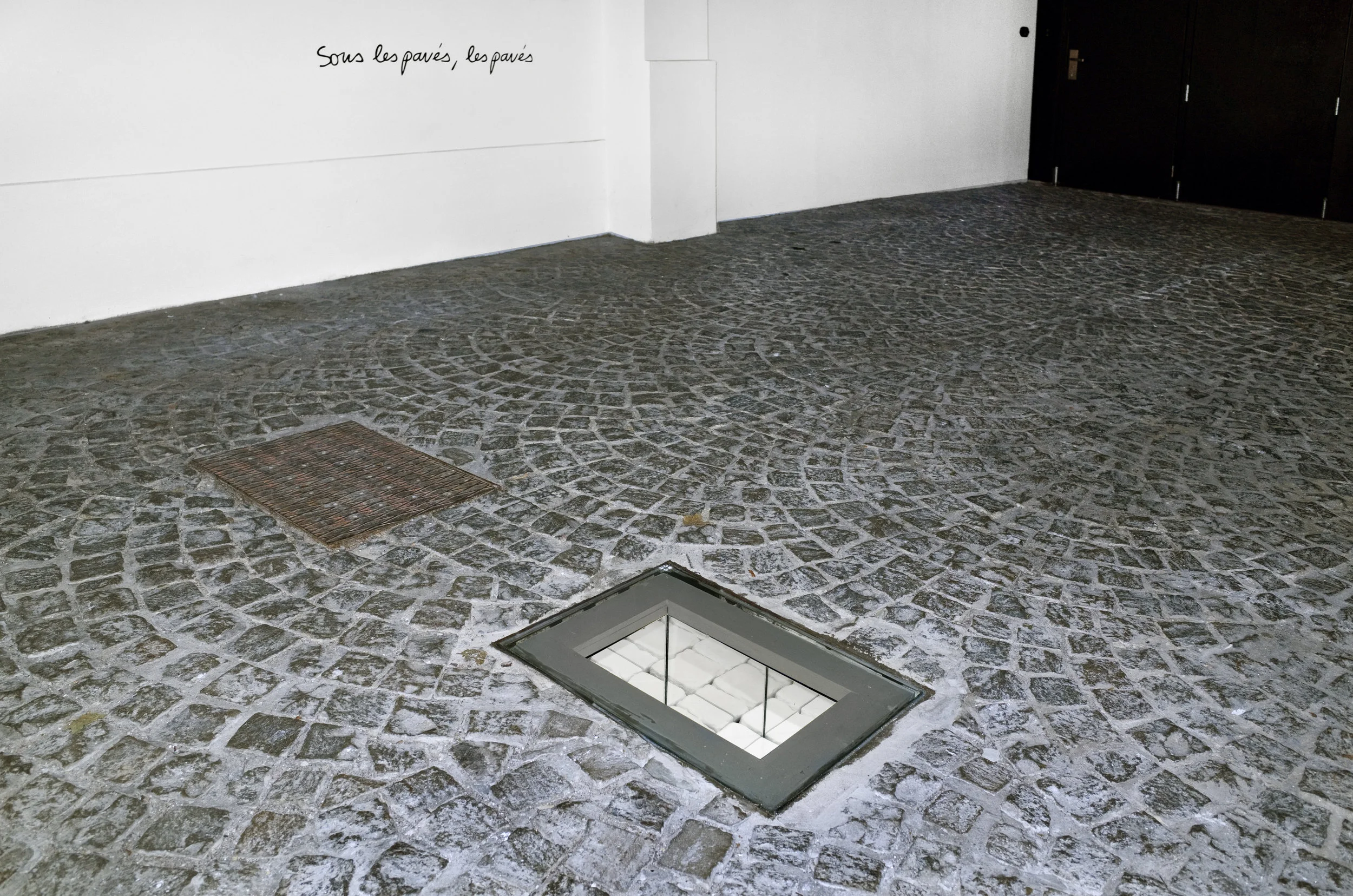  under the form of political bellicosity, the cliché “Paris-is-the-light-of-revolutions”, the myth of the cobblestone, the burning hot cobblestones of Paris, always ready to rise as barricades, the explosive symbol of the city’s dynamic. Paris Commun