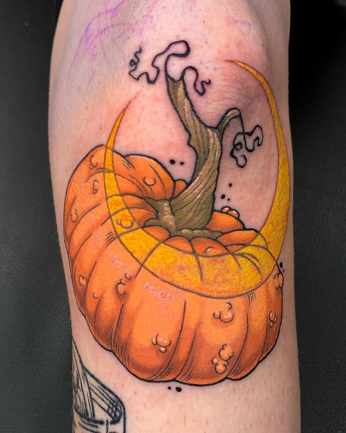 Pumpkin by @rachelmontetattoo 🎃
.
&ldquo;Another pumpkin I got to do at the Calgary Tattoo Show! 🎃
Thanks for picking a fun spot &amp; sitting through the whole thing, Jenna! 
. 
Check my story to see what I&rsquo;ve got left from my convention fla