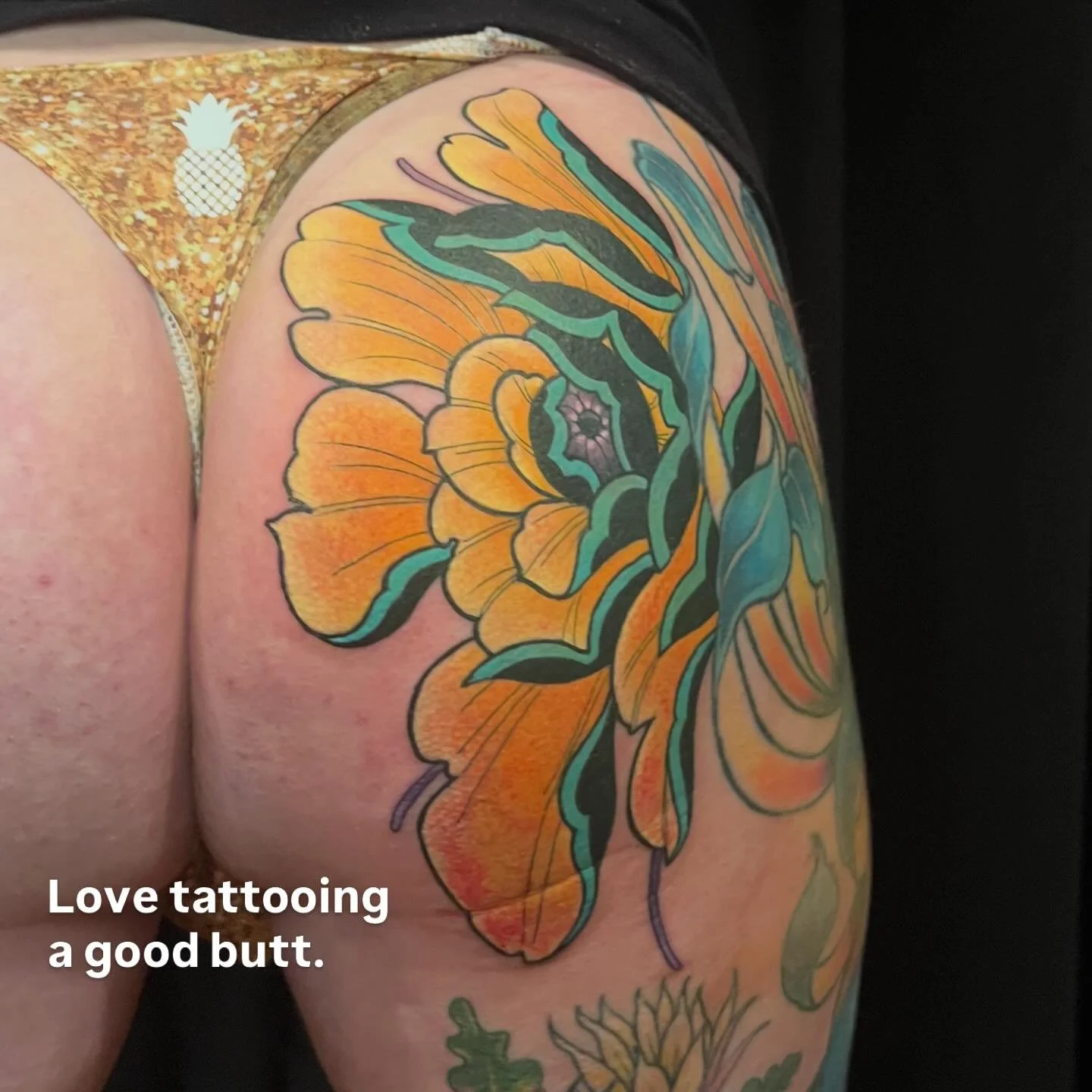 Fun tattoo from the @pileobonestattoo show from last weekend. More to folllow! 

#peoney #butttattoo #colortattoo #yegtattooartist