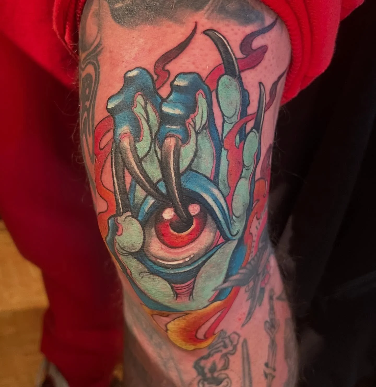 Another fun knee tattoo from @pileobonestattoo this year. Man sat like a tank for this solid pack!! So much fun!! 😀

#colortattoo #eyetattoo #weirdtattoo #yegtattoo