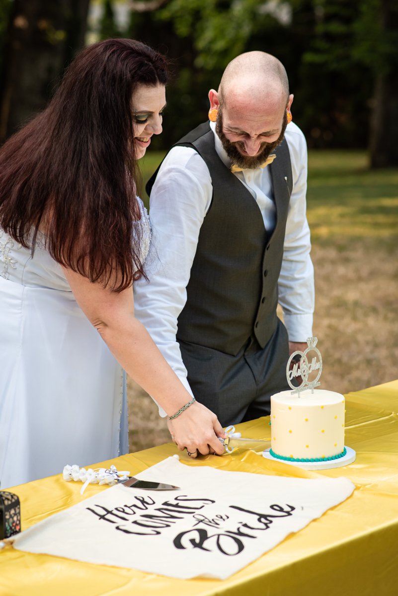 brittney-corey-photography-cake-cutting-3.jpg