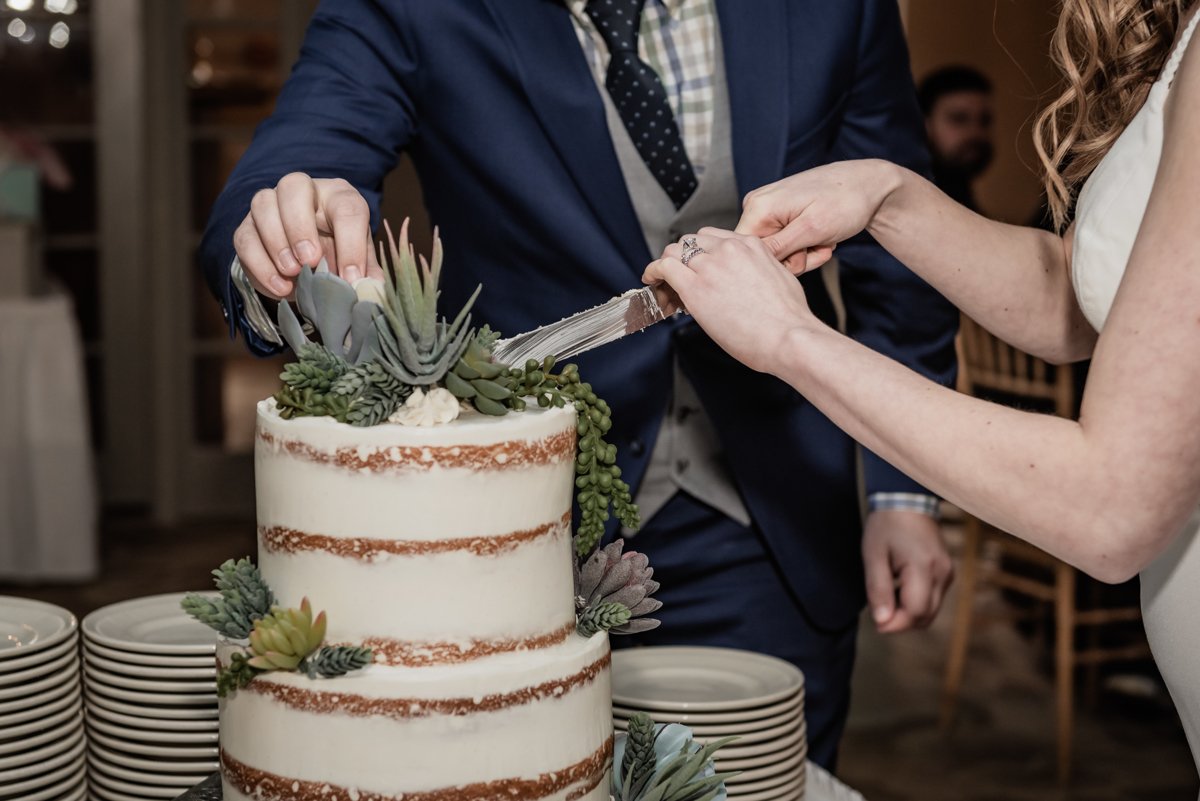 brittney.corey.photography-cake-cutting-5.jpg