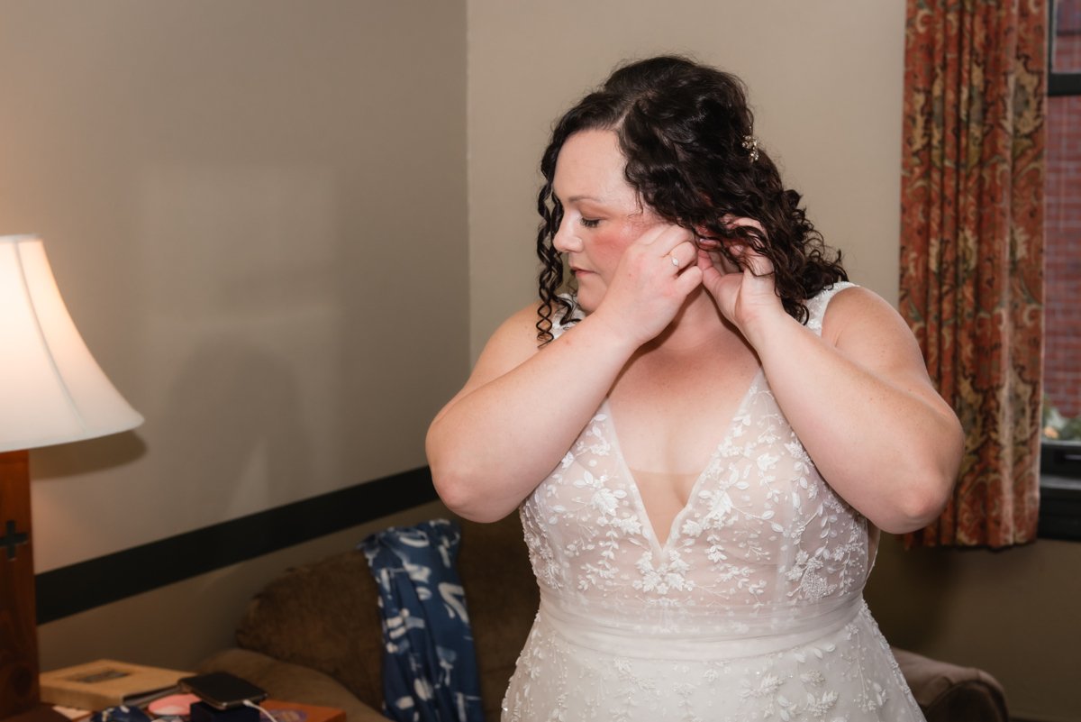 brittney.corey.photography-wedding-getting-ready-74.jpg
