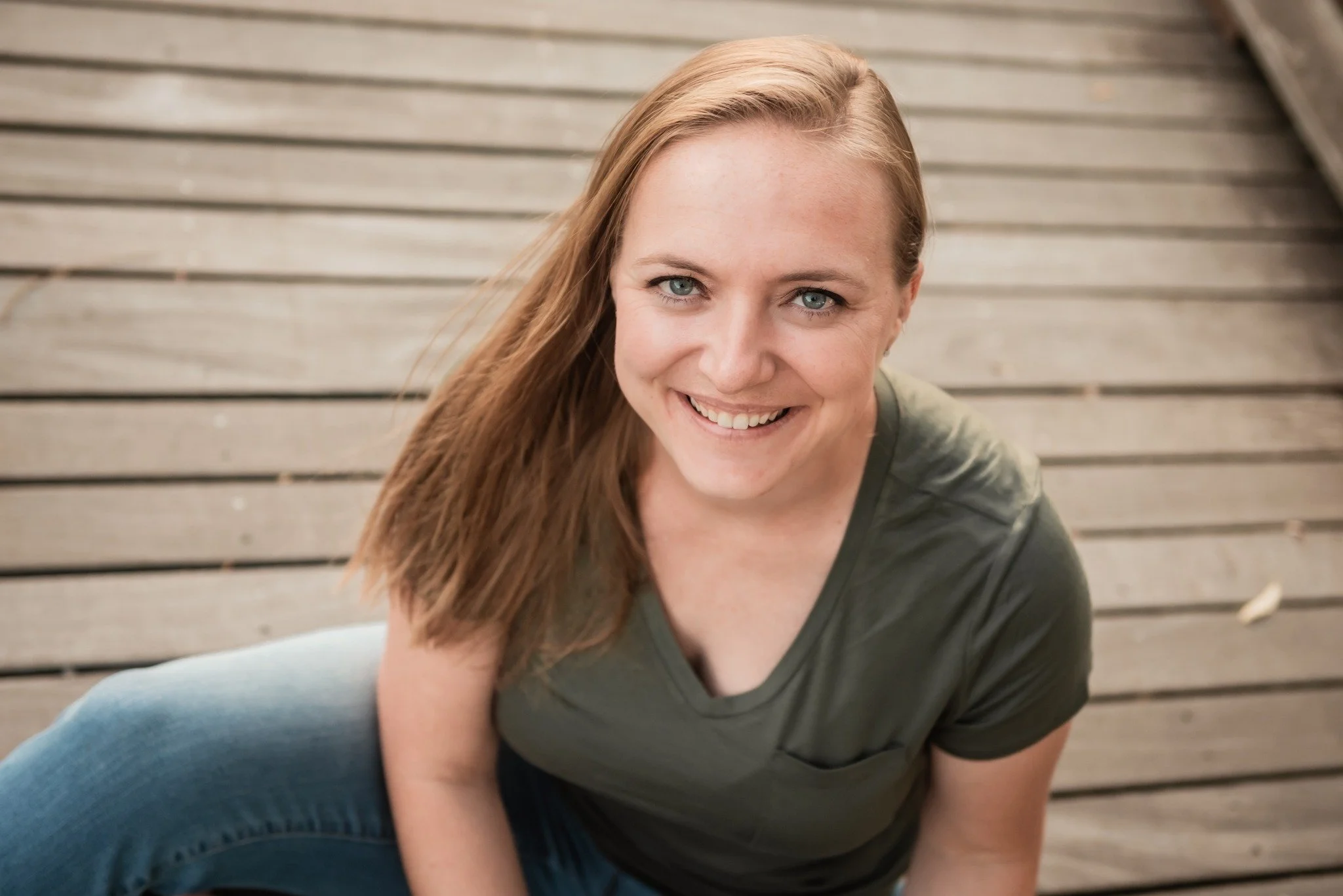 There&rsquo;s something special about photographing people outdoors.

Natural light softens everything. Greenery and texture add depth. Open space helps people relax. And the final images often feel more confident, warm, and approachable.

That&rsquo