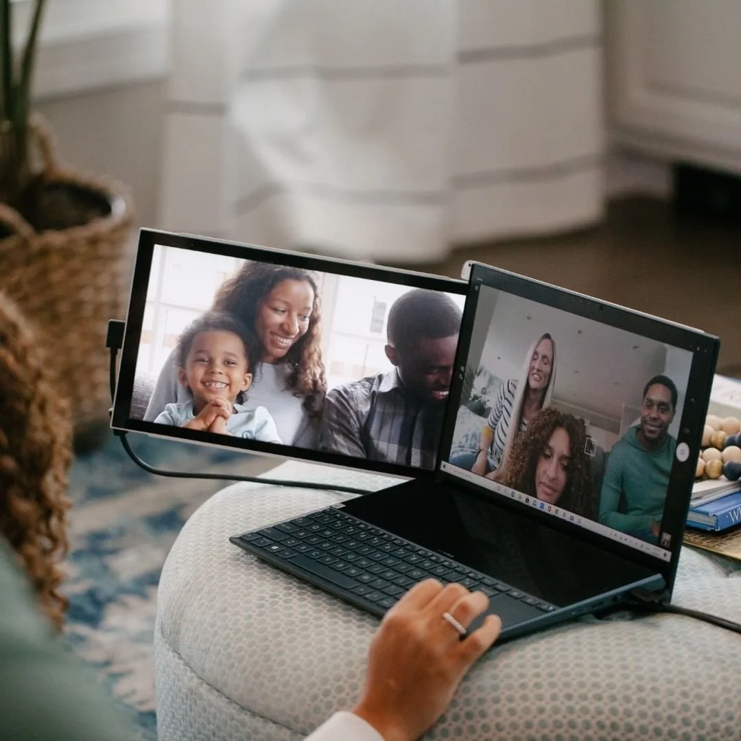 The Mobile Pixel Portable Monitor Will Take You Places @mobilepixelsus 

I recently switched from an iMac to a MacBook and while I am enjoying my new laptop, I am missing the extra screen space. So, when I got the opportunity to review the Mobile Pix
