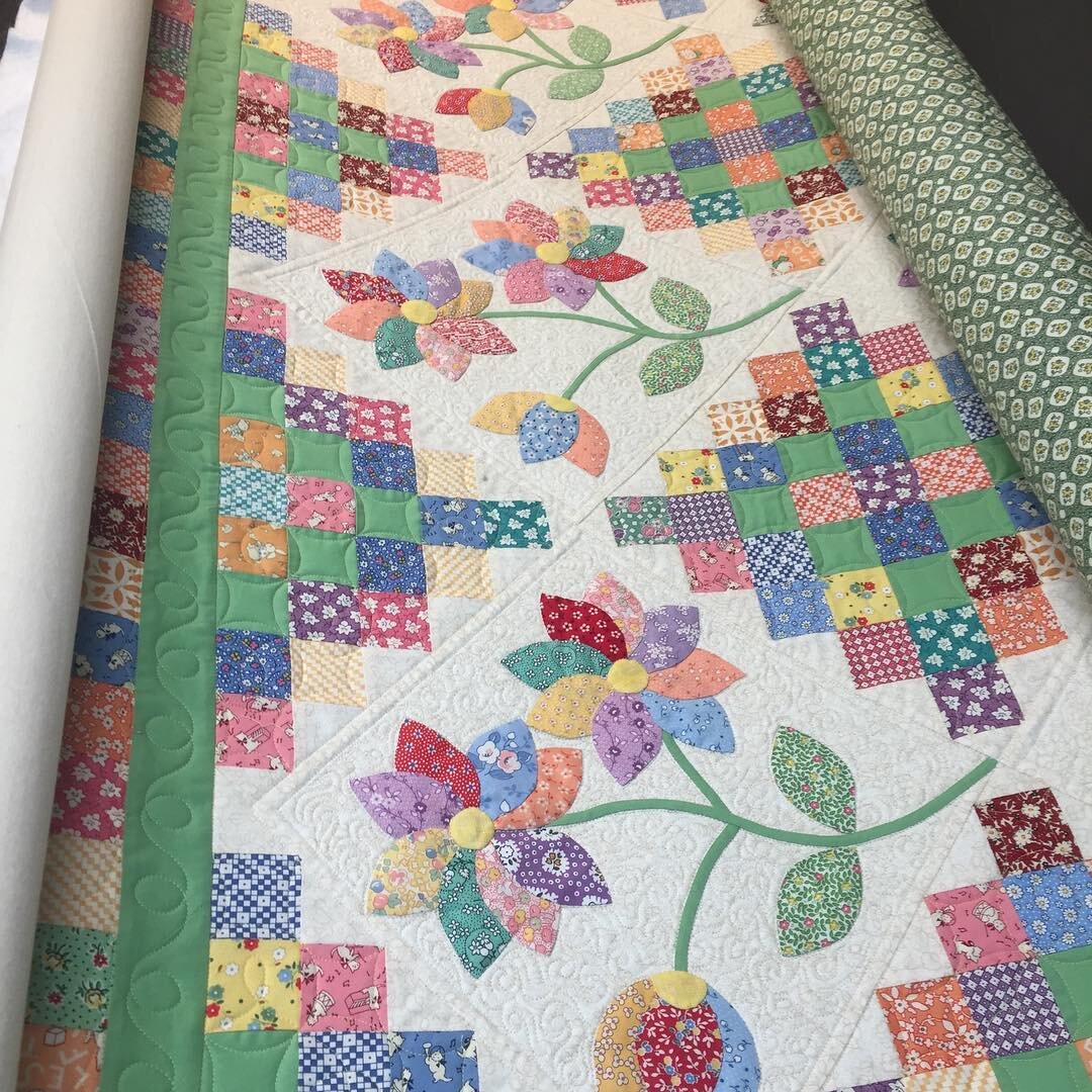 A pretty 30's quilt with hand turned appliqu&eacute;. #customerquilts #longarmquilting #battgirls