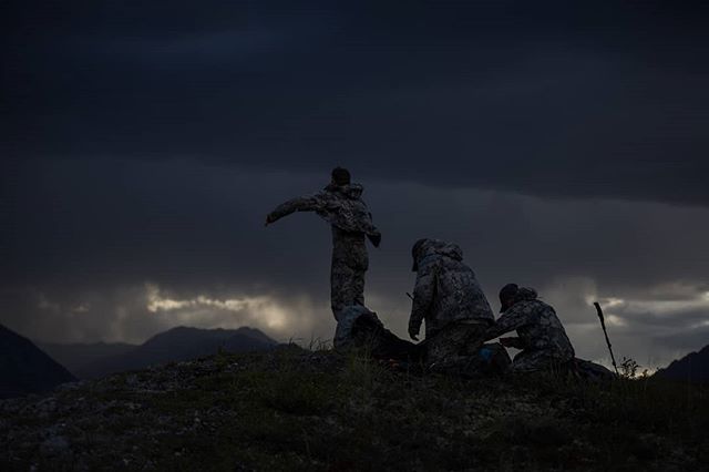 Don&rsquo;t run from the coming storm, you can&rsquo;t keep it from coming.

#arcticredriveroutfitters #arcticred #mountainhunting