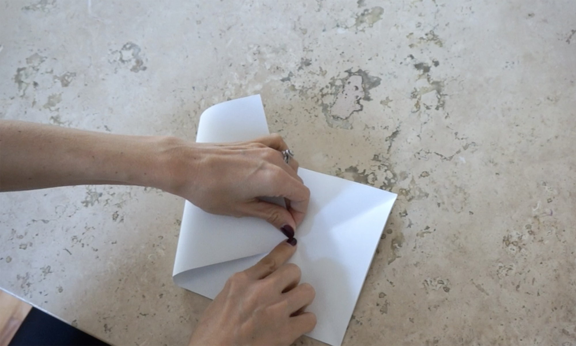 the intersection of these two folds will help us get the perfect angle for a 5 point star / l a intersección de estos dos dobleces nos ayudará a encontrar el ángulo perfecto para una estrella de 5 puntos