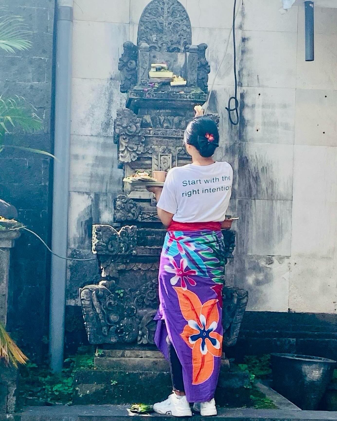 &ldquo;Start with the right intention.&rdquo; I was walking down the street when I noticed this woman doing her offerings and saw her shirt! Just hours before the retreat began, It was like magical sign from the universe. ❤️🌺🌴 Start the retreat wit