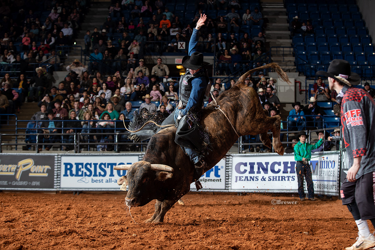 JT Moore earns 89 points on Hou Did He Buck (Dennis Davis/Gem) in the final four Shoot Out Round of the Hobbs Tuff Hedeman Bull Riding.