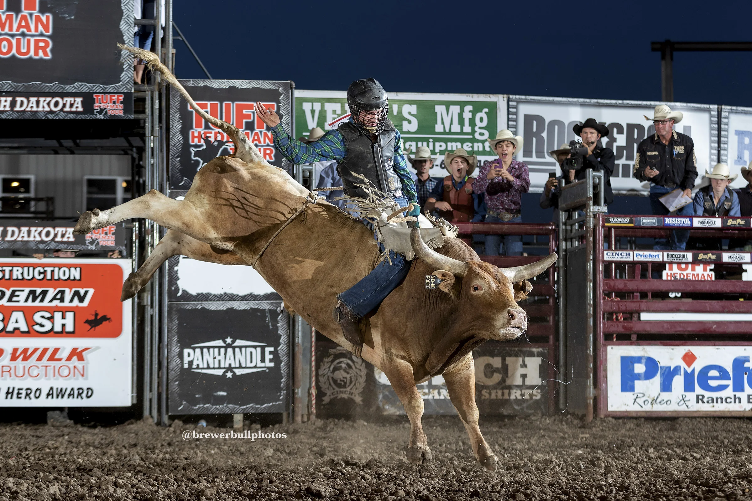 Caleb McCaslin splits round one with a 90 point ride on Sho Me Rodeo’s Pok-N-Grit..