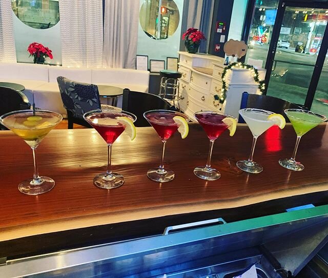 Shaking it up at the lounge! Tiss the season! 🎄 🍸 #copperstillmartinilounge #martinis #shakennotstirred