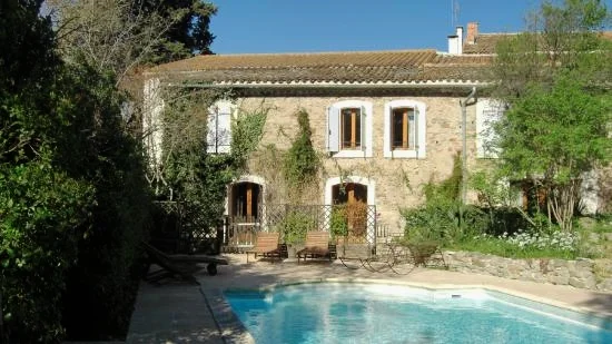 OPPOSITE THE POOL, OUR GÎTES ARE LOCATED IN THE PEACEFUL PRIVATE GROUNDS OF THE HOUSE