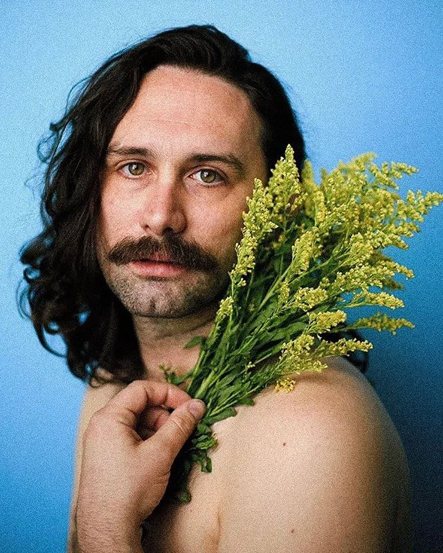 ✨ ICYMI, I took improv classes, and ICYMI, Devin taught half of my 101 class ✨ He encourages students to be fearless on stage and leads by example 🤠 We delve into his upbringing in California, a bold move to New York City, and his dedication to find