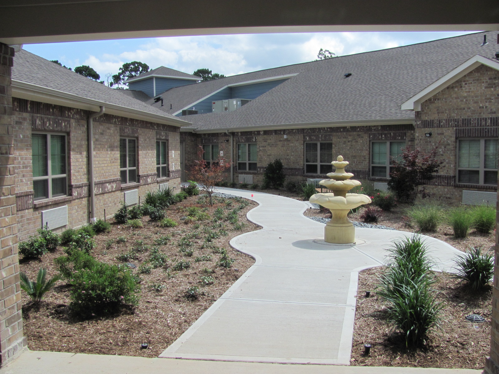 Highland Park Nursing Care & Rehab_Courtyard-1.JPG