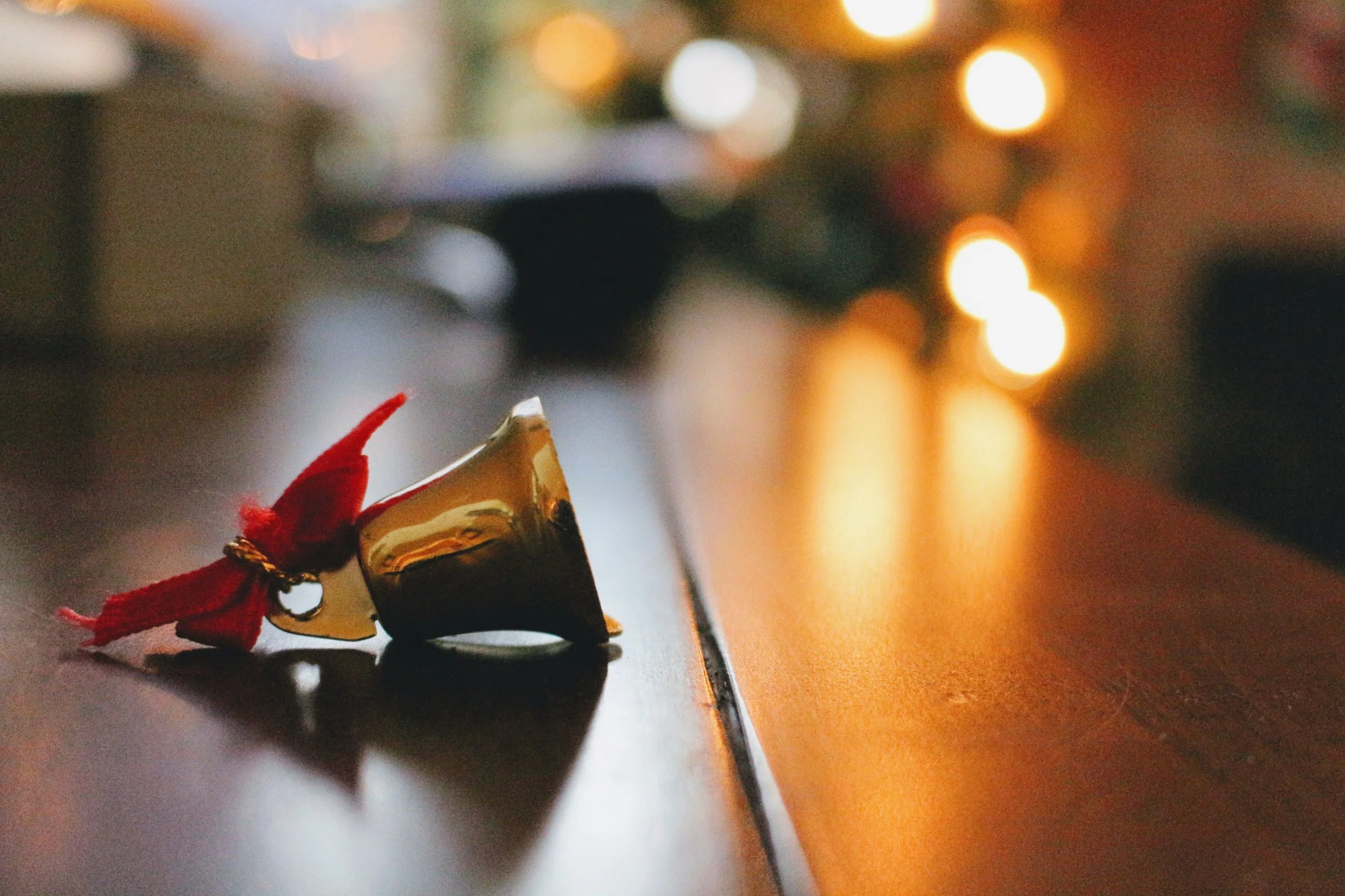 bell-christmas-depth-of-field.jpg