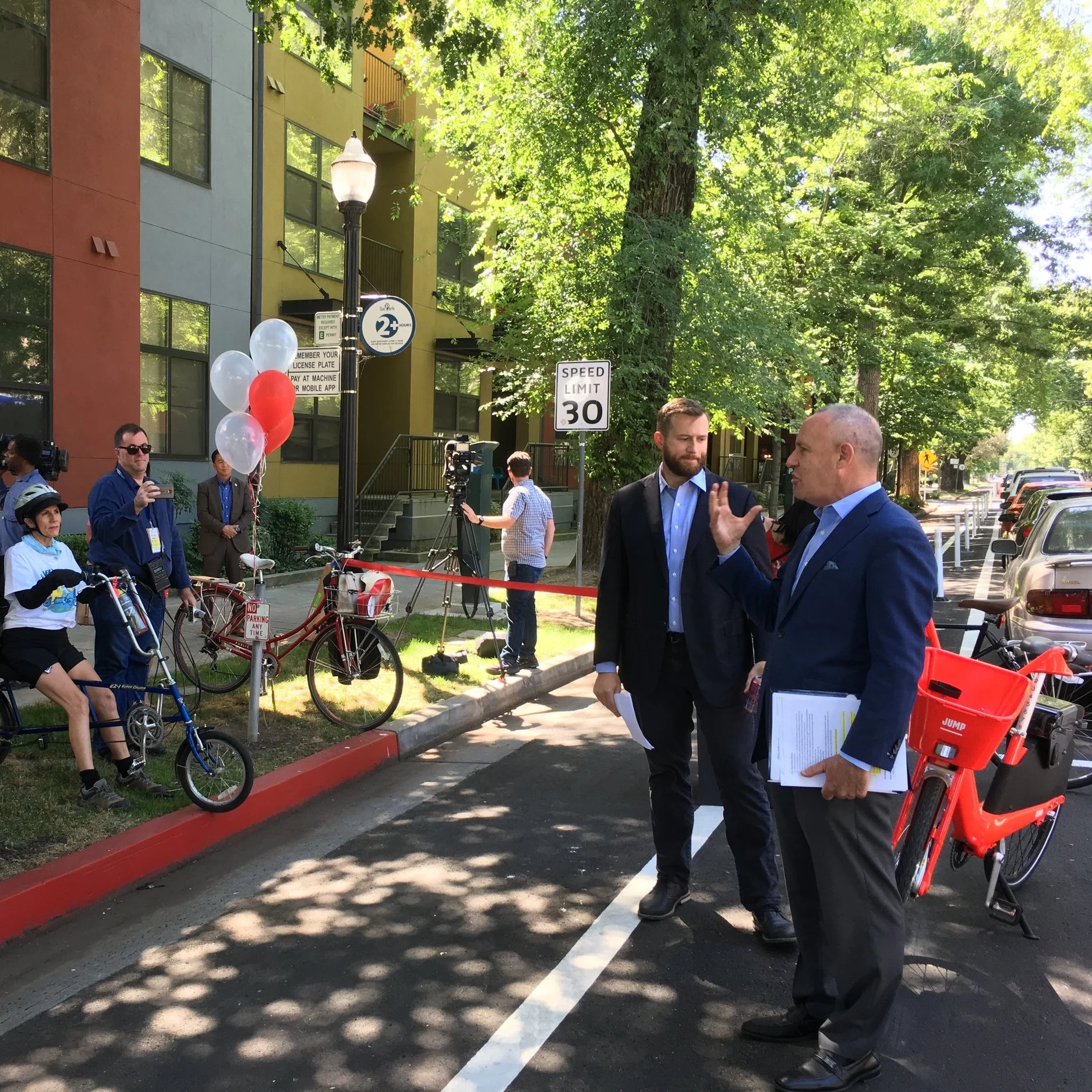 Sacramento Opens Up Parking Protected Bike Lanes in Downtown, Midtown