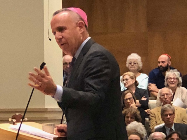 El alcalde Darrell Steinberg habla en B'nai Israel después del tiroteo de la Sinagoga de Pittsburgh en octubre.