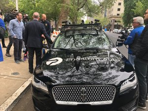 El vehículo de Phantom Auto estacionado fuera de la alcaldía.