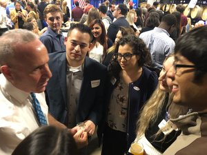 Partidarios de la medida U en la fiesta de la victoria en la noche electoral