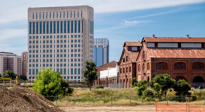 Una vista de las antiguas tiendas centrales, a la derecha, en las Railyards al norte del centro de Sacramento