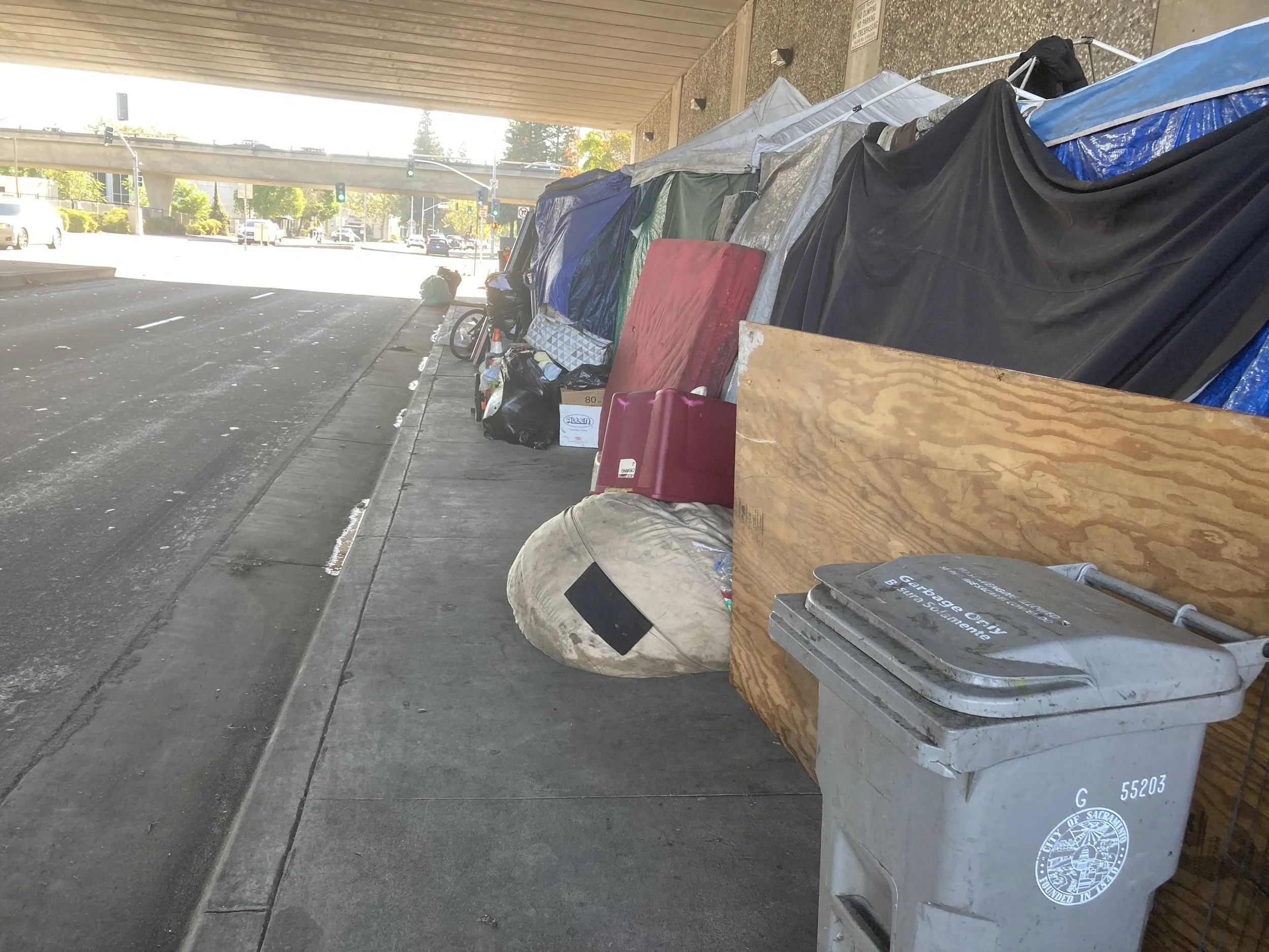 Sacramento's sidewalk ordinance takes effect. Here's who to call.