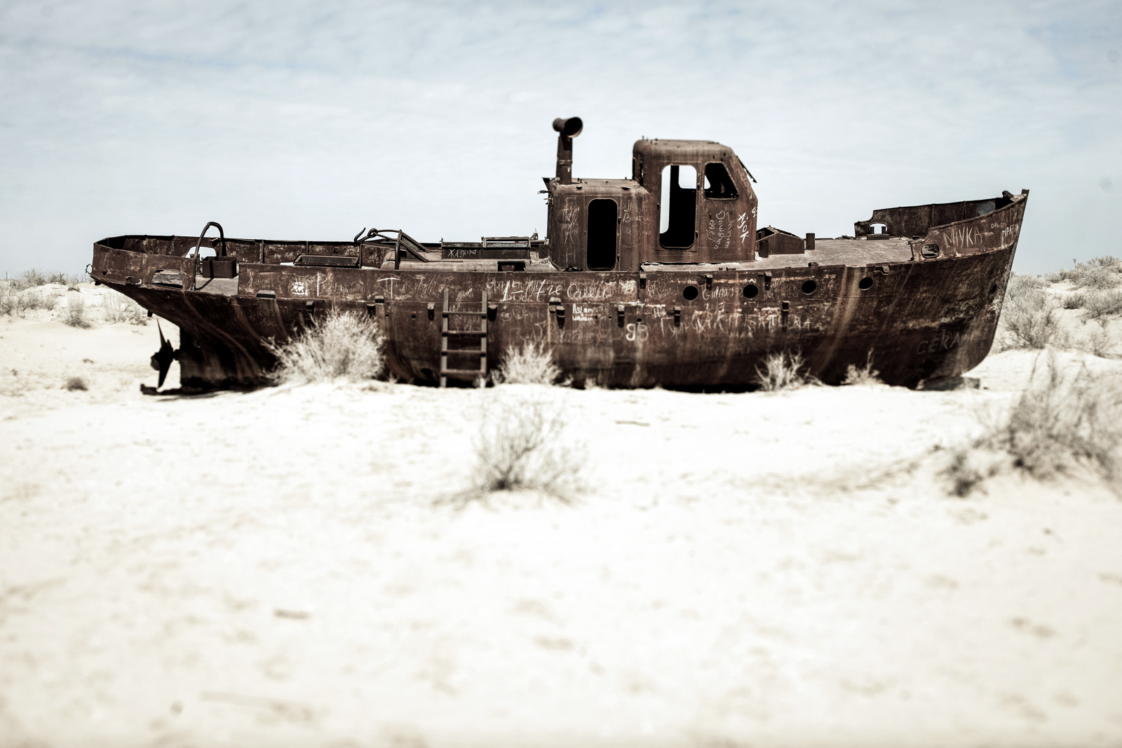  Cementerio de barcos en el Mar de Aral, Uzbekistán. 