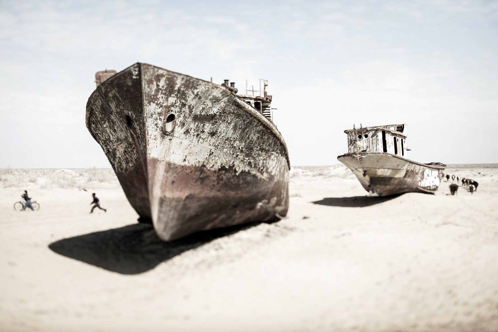  Cementerio de barcos en el Mar de Aral, Uzbekistán. 