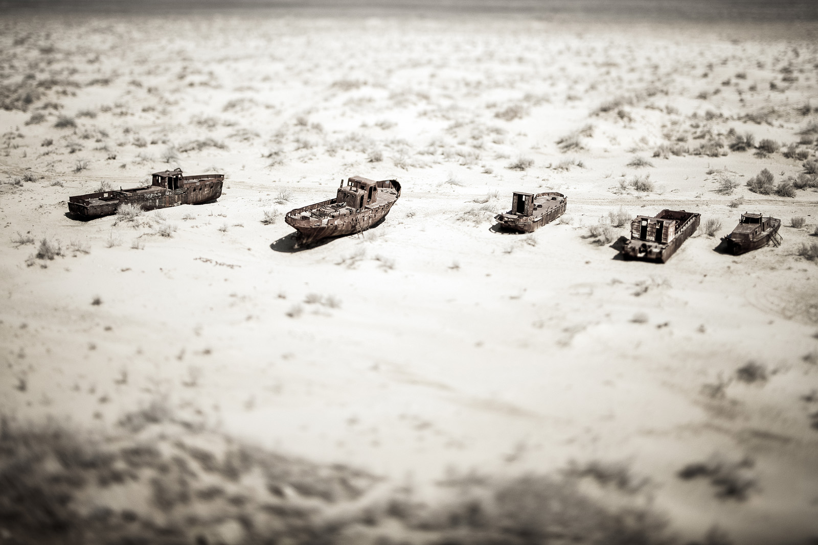  Cementerio de barcos en el Mar de Aral, Uzbekistán. 