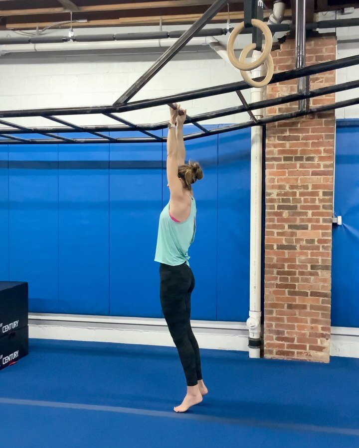 Anne and Mary were knocking out some stellar strict chin-ups this morning at 6:30 am! They have both worked hard on ring rows, negatives, and banded chin-ups to build up to hitting multiple sets of 4 reps like this. Great work Anne and Mary!
#
#washi