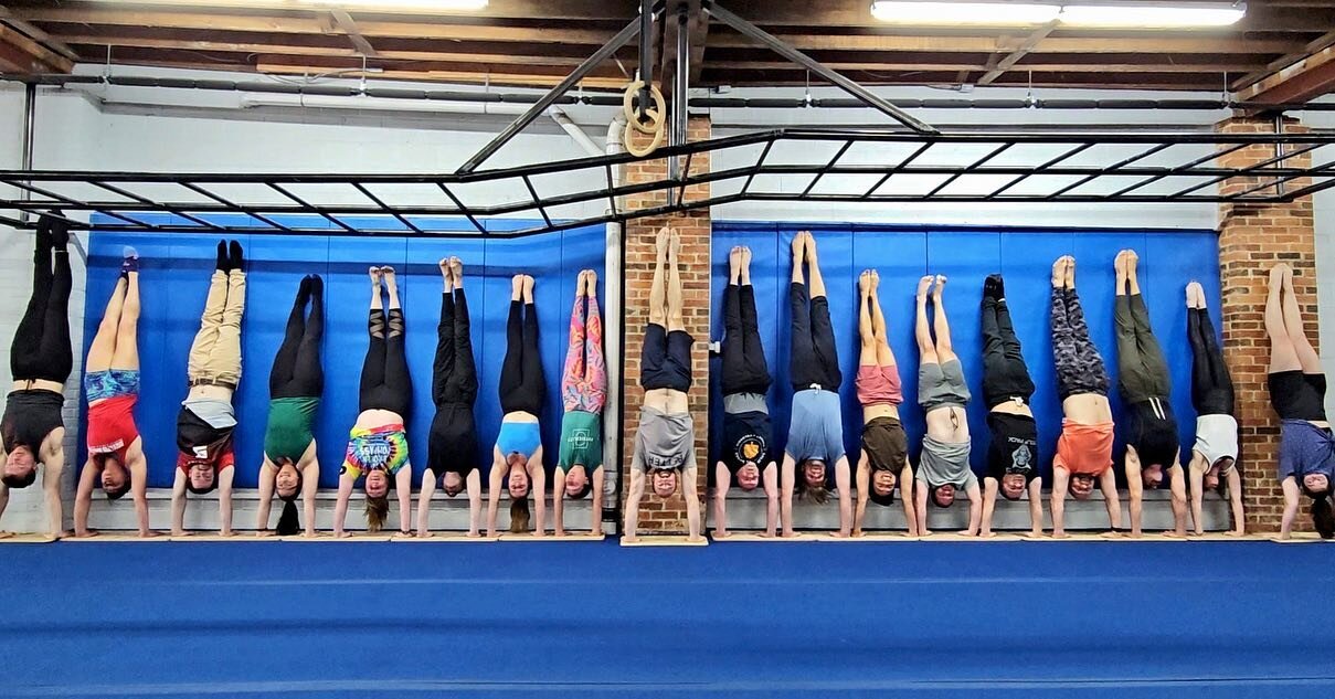 We had a great weekend hosting @ulrikonhands for the 4th time! Friday was focused on 1-arm, Saturday was balance, shapes, and alignment, and Sunday was press. Thanks to everyone who attended for making it a fun and successful weekend!
#
#handstands #