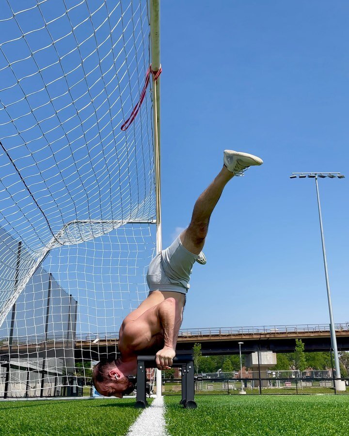 First real outdoor training session of the year yesterday! Worked on paused HSPU&rsquo;s on the Mini Bars from @baseblocks and assisted One-Arm Chin-ups. Felt great to get some sun and practice two of my favorite exercises!
#
#washingtondc #thefitdis