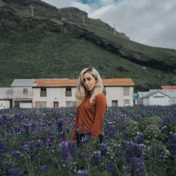 Flower field portrait of Sherese Elsey by photographer Jaclyn Le