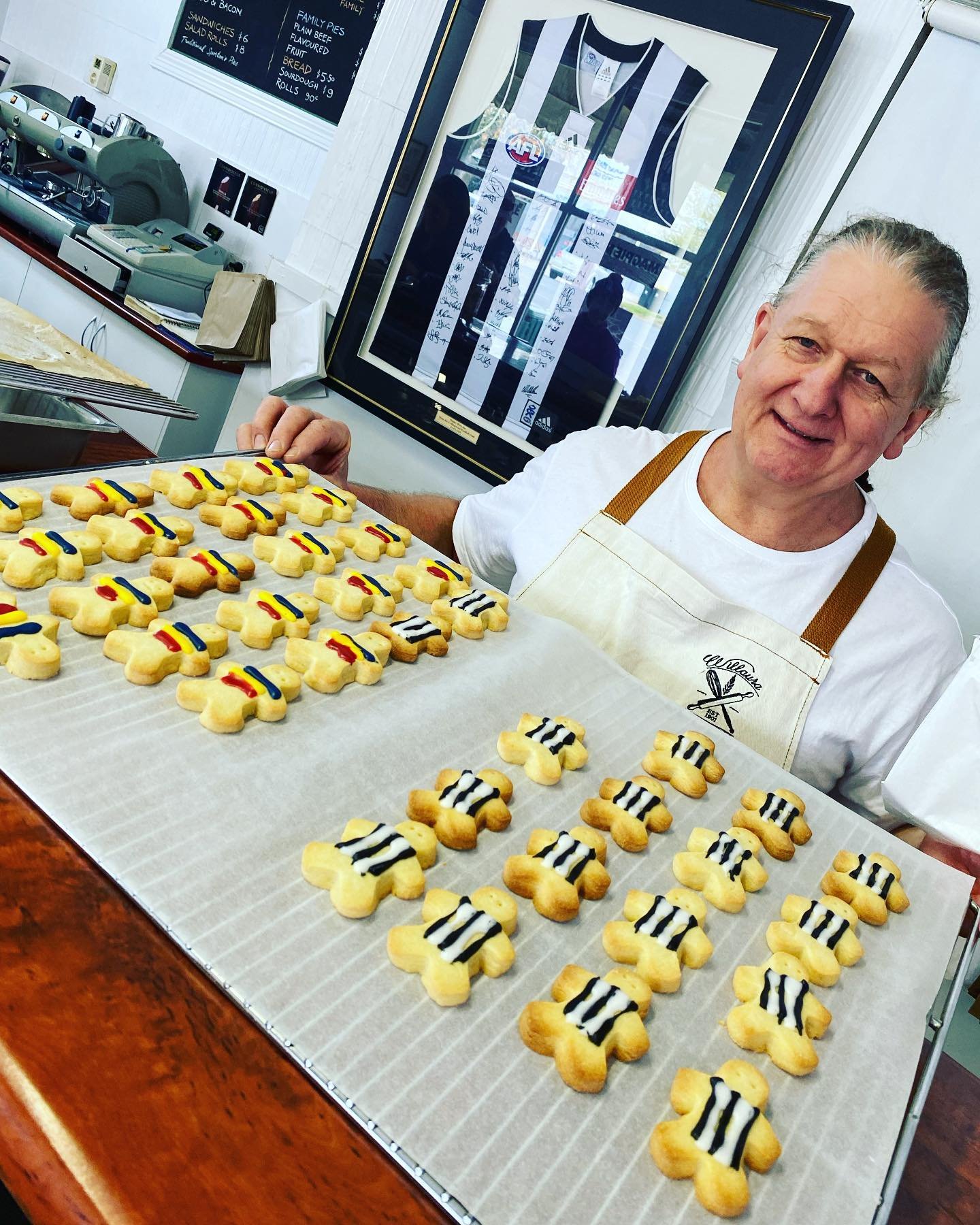 Willaura Bakery celebrating the finals and showing their support for Collingwood! ⚪️🖤⚪️ @ararattownhall  #ravontour @regionalartsvic
