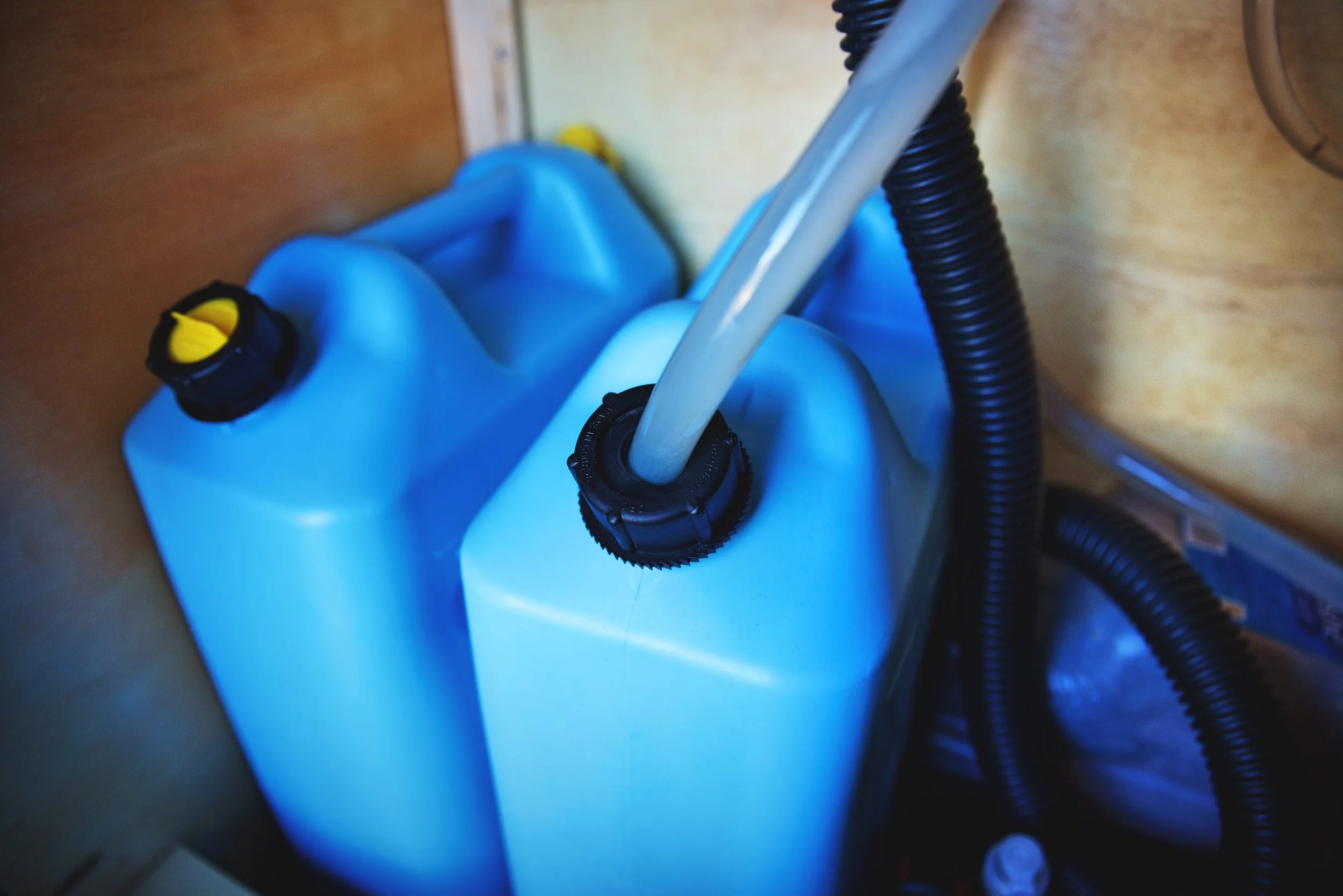 We put the rubber washer inside the cap, so when we screw the cap down, the water doesn’t splash out while we drive.