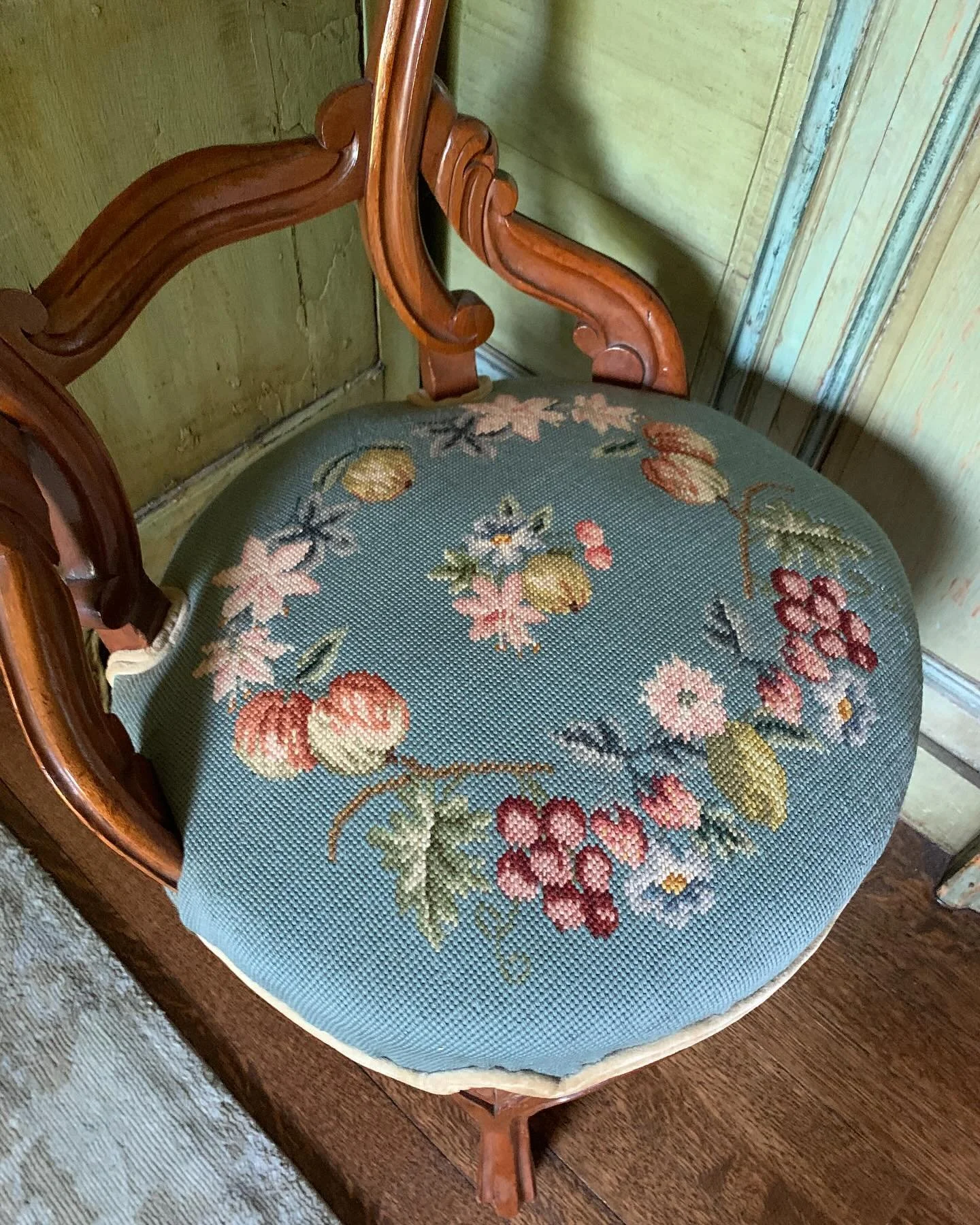 Design tip: Needlepoint isn&rsquo;t just for pillows &mdash; it&rsquo;s a timeless craft that adds texture, history, and charm to interiors. 🧵 From a hand-stitched vintage chair to intricate needlepoint curtains, these pieces prove that traditional 