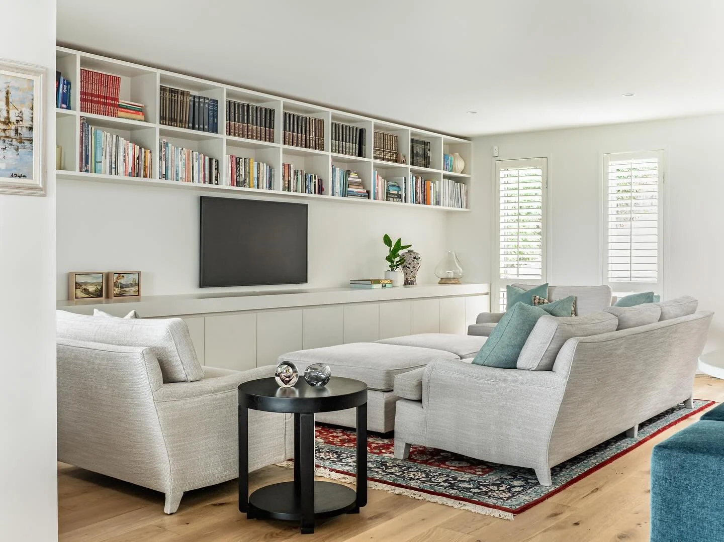 I love brining pieces of furniture back to life and up to date with re-upholstery.
This furniture set is from the 80&rsquo;s. Re-upholstered in a @warwickfabrics stain resistant fabric, it&rsquo;s taken on a whole new life. And for a fraction of the 