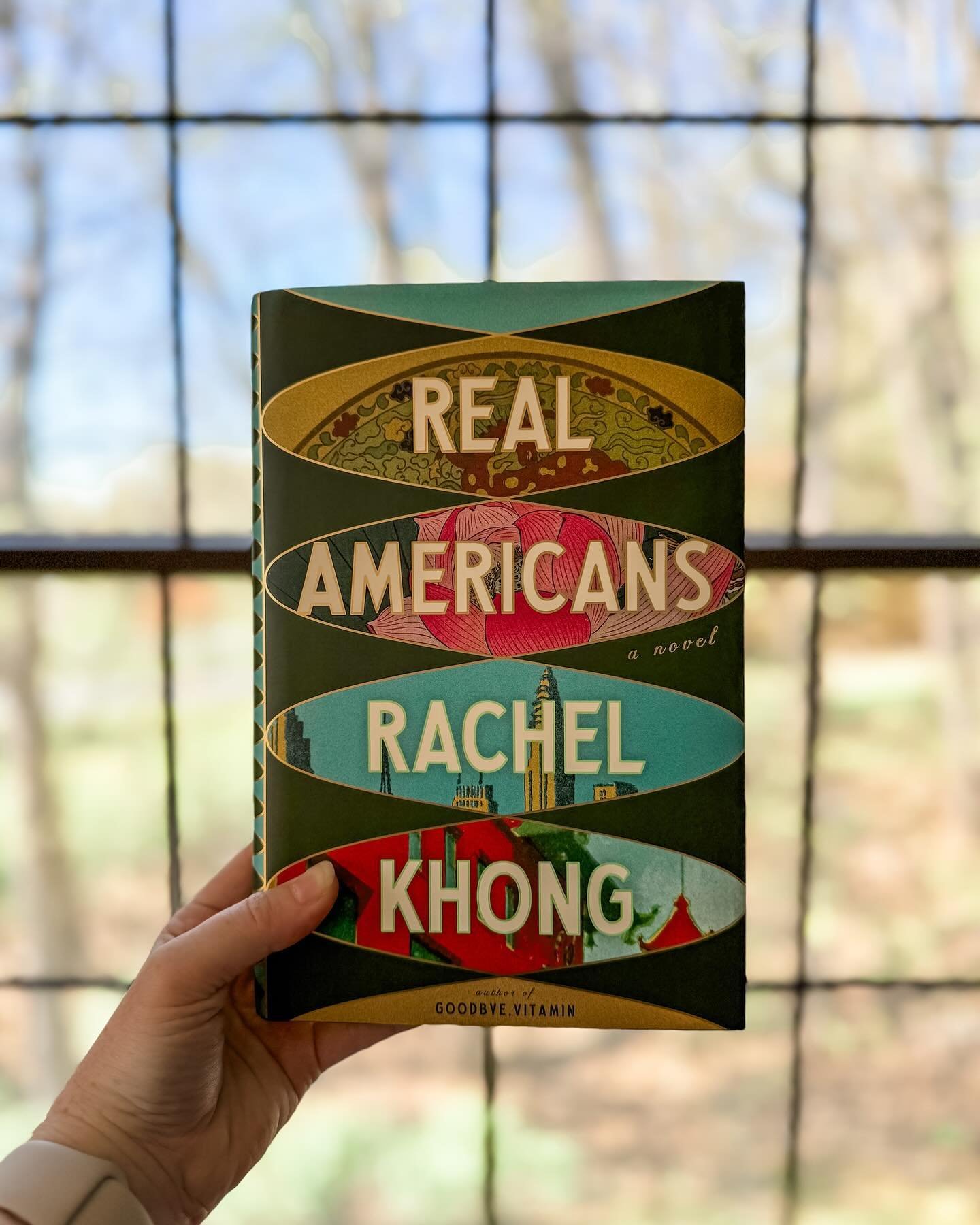 Real Americans (thanks @aaknopf!) is a compulsively readable, three-timeline, multigenerational family saga that would make an excellent book club pick (especially during AAPI Heritage Month). I flew through its 400 pages in 24 hours!
⠀⠀⠀⠀⠀⠀⠀⠀⠀
It fo