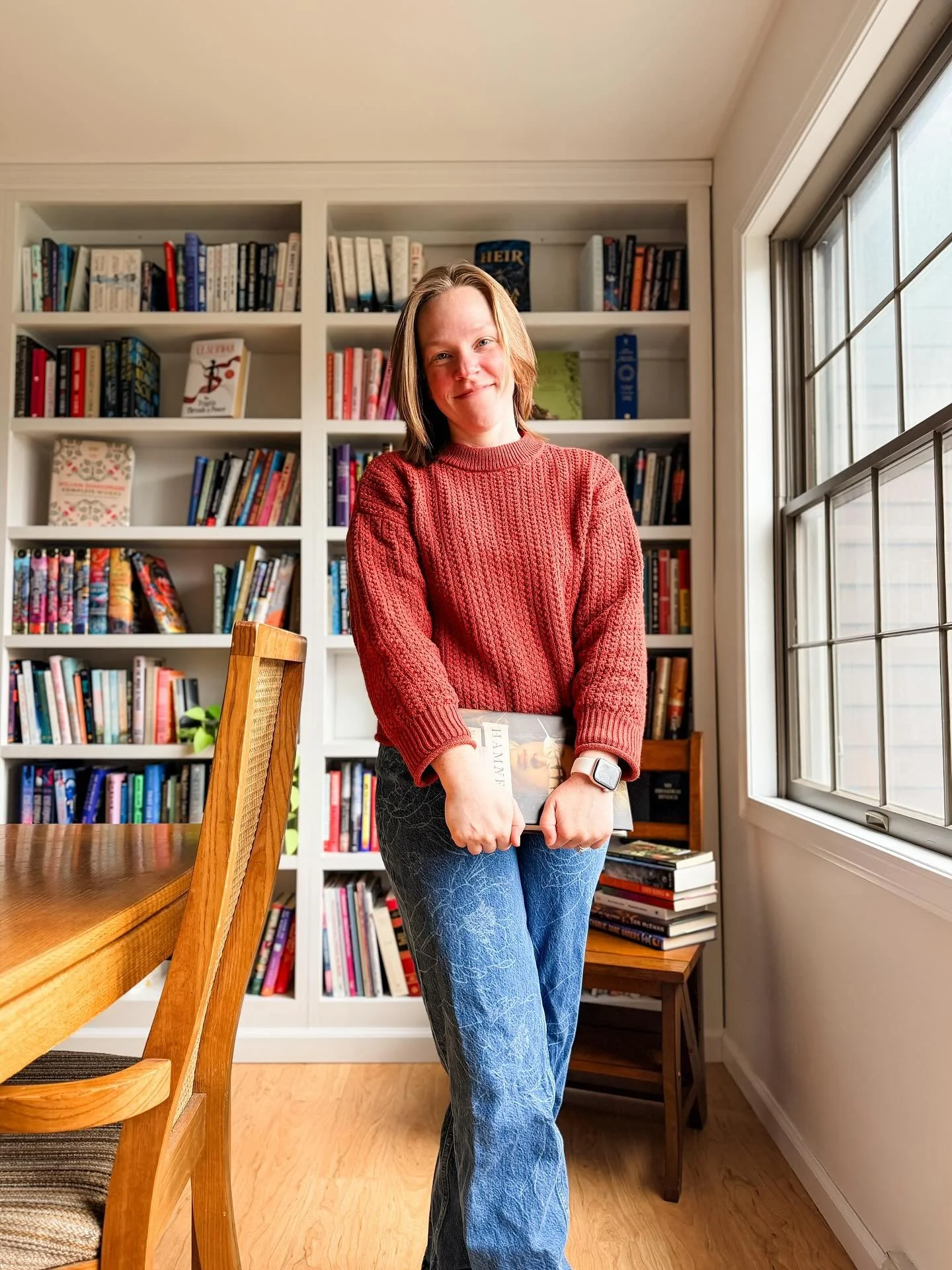I want to live in a world with more shameless self-photo shoots in front of our bookshelves 😌

Going to finally start my reread of Hamnet next week, I think!