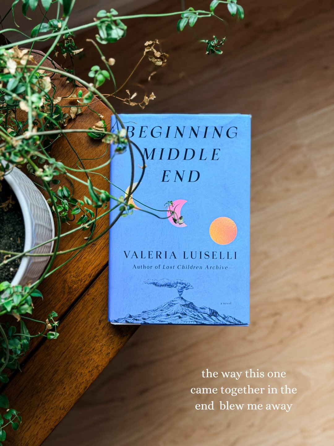 Review time for this @nationalbookfoundation award longlister! (tysm @aaknopf and @prhaudio for the gifted copies 🙏🏼)

I have been a huge fan of Valeria Luiselli since I read her book-length essay about her time translating for children seeking asy