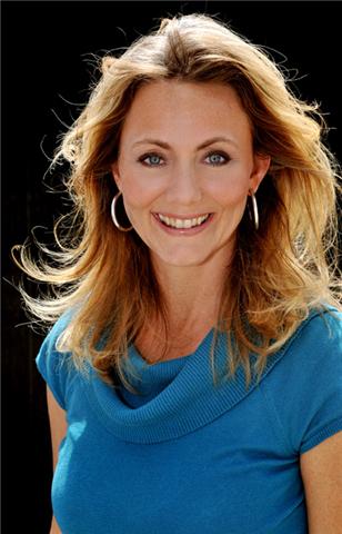 Jan Turquoise Sweater Brown_Blonde hair.jpeg