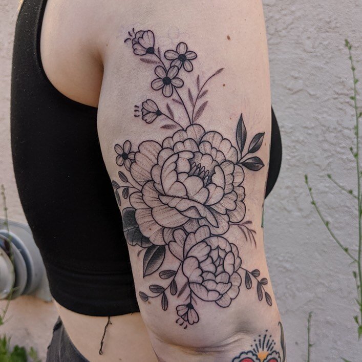 I love this piece and so stoked that @sosayslori snagged this flash piece 🖤 Lori, your the best and im so stoked you have supported me since the beginning, its been so fun getting to know you thru the years 🖤
.
.
.
.
ID: Black and grey floral tatto