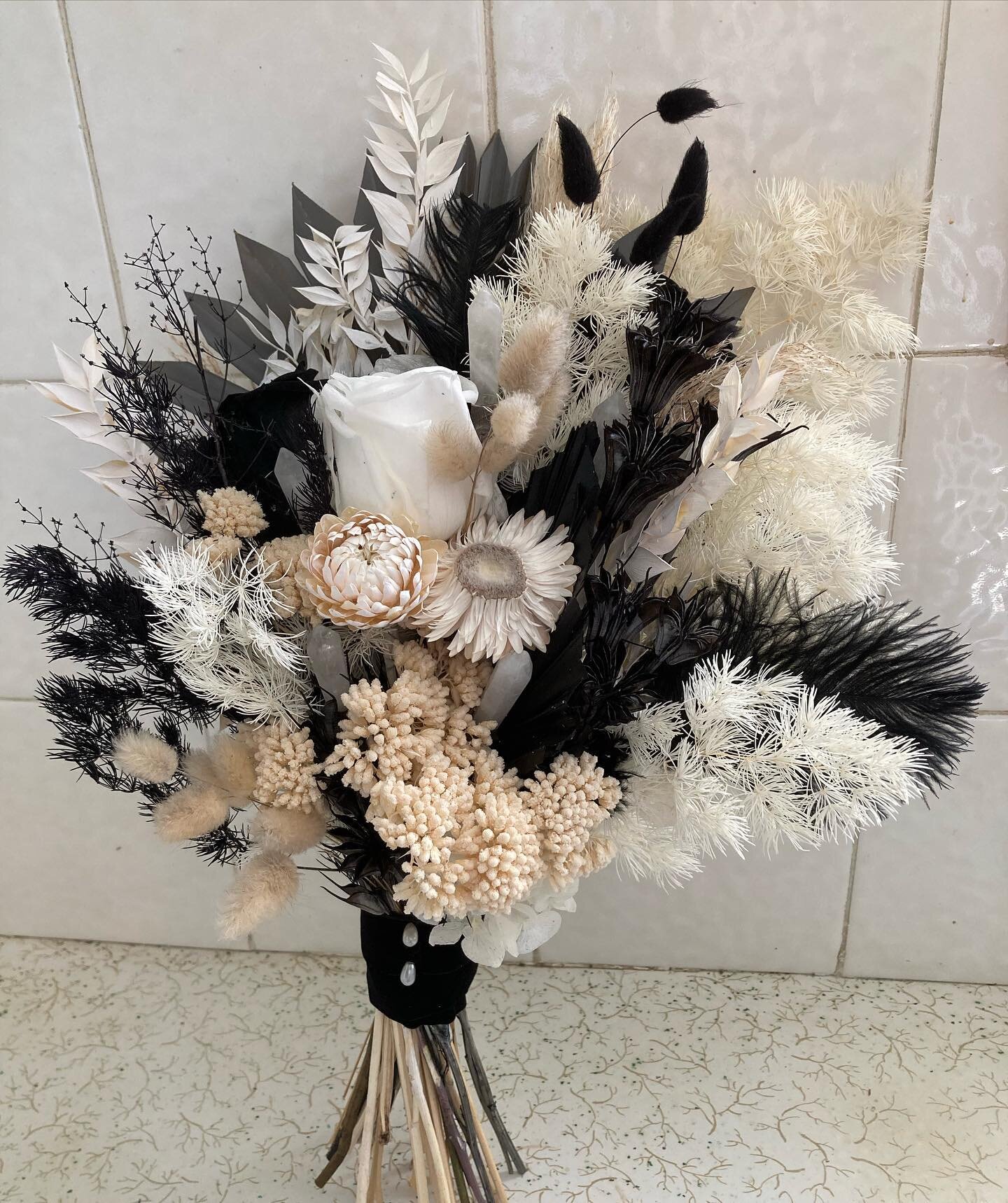 Black &amp; White preserved for Jess. This piece had 5 crystals incorporated to compliment the bride&rsquo;s celestial theme . Was such a beautiful day .
Congratulations Jess &amp; Ethan
👰&zwj;♀️ @_its.jess.e_ 
Venue @solitaire_homestead 
.
.
.
#sou