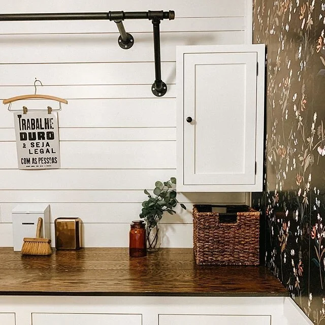 Here’s a peek at the wallpaper that nearly caused a divorce. I bought these beautiful sheets of terror before quarantine and thought it’d be a quick and easy upgrade to our laundry room. BOY WAS I WRONG.
.
Hopefully the fact that I bought