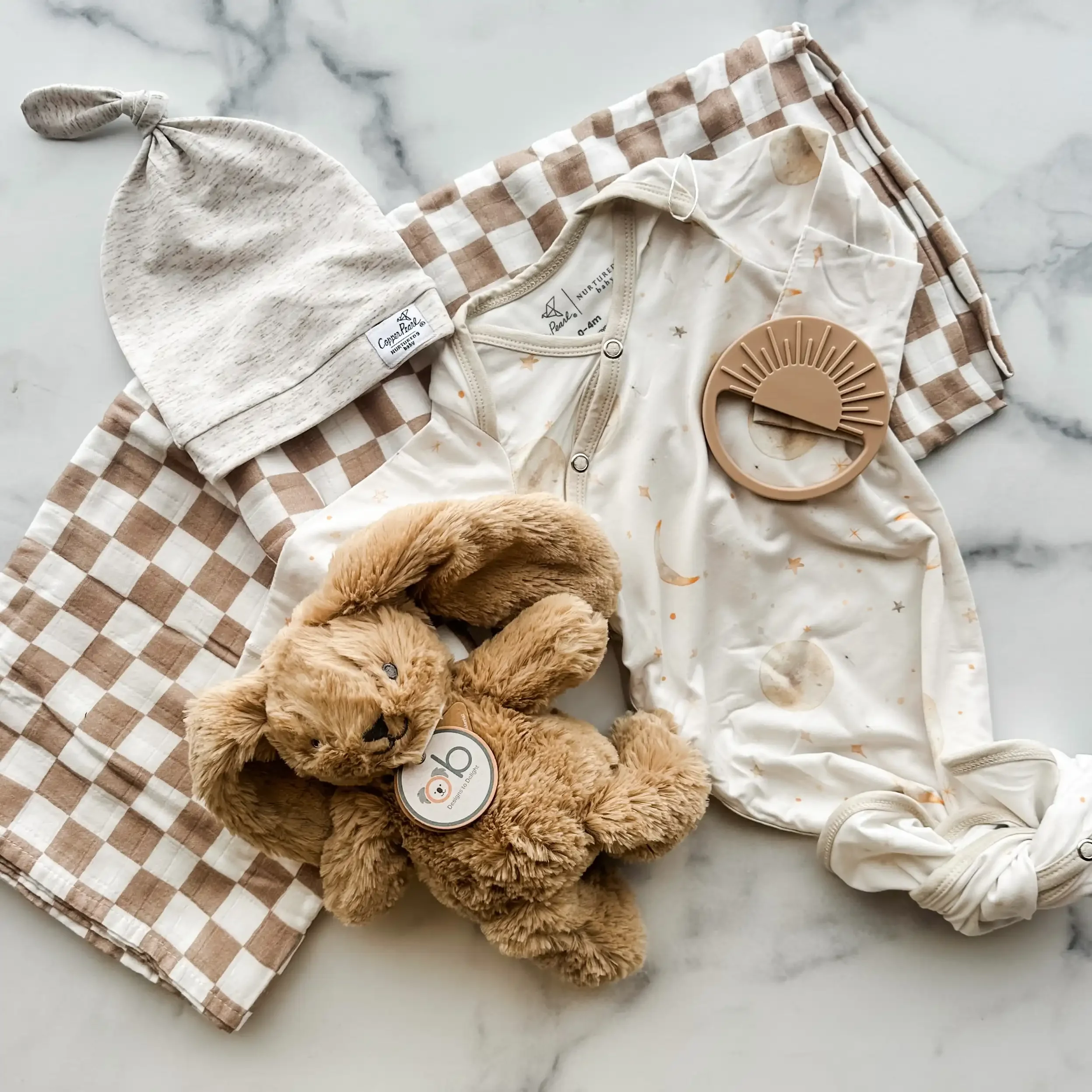 mom-and-baby-gift-box-tan-flatlay-oat.webp