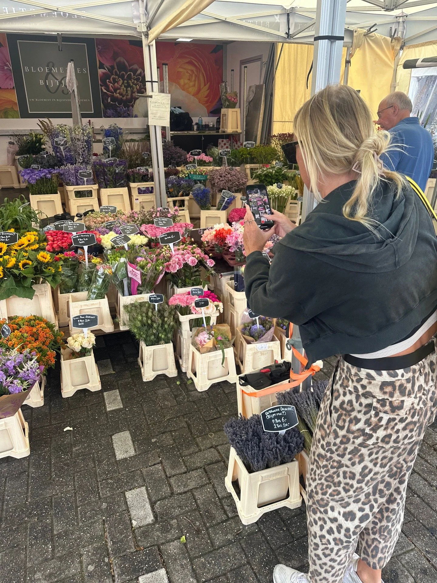 ✨🌸Sparks of Joy - Little moments in our daily lives as Moms and Co-Founders of Nurtured 9 🌸✨

Lauryn's Sparks of Joy:
1) Finding inspiration at the flower market
2) Early morning send off to school (because they give the best hugs before they're on