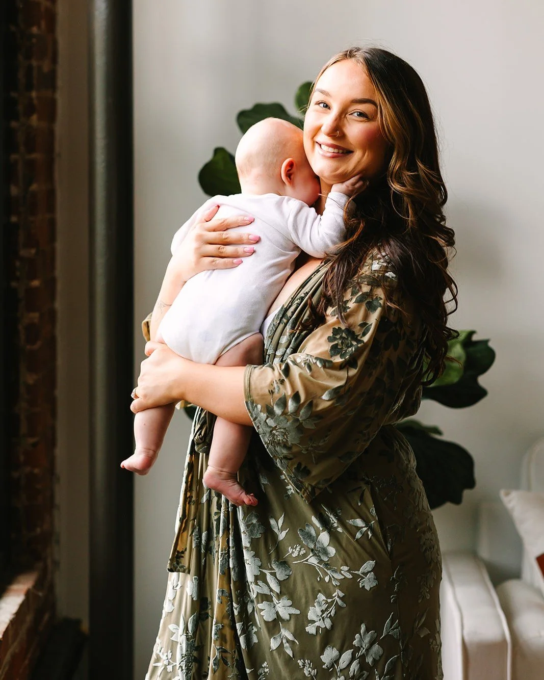 Our green velvet floral maternity/postpartum robe is extra cozy this time of year 🎄

@dampolophotography