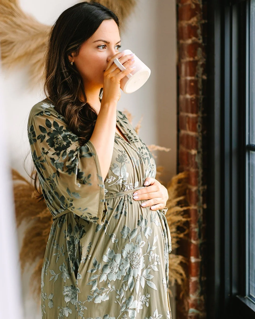 Steal a quiet moment for yourself in our Green Velvet Flora Nurtured 9 Maternity Robe ☕

Luxurious velvet burnout florals in deep forest green meet our signature silky-soft lining&mdash;because you deserve to feel fancy and cozy. Perfect for those pr
