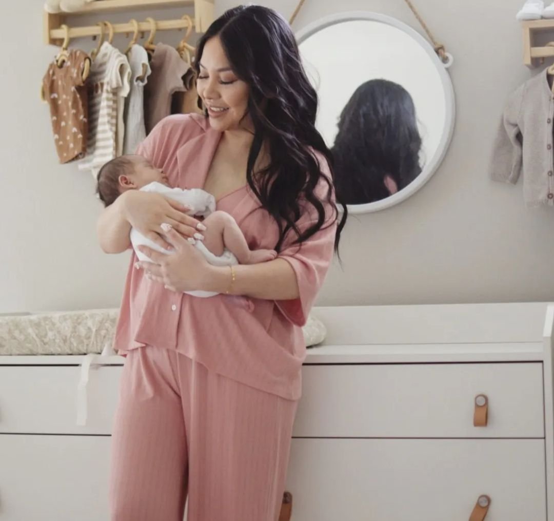 There's truly nothing like those early, newborn snuggles.

Should we bring back our pink 3-piece loungewear set modeled so beautifully here by @ttothen? Or dream up another cozy pregnancy/postpartum piece for Mama to live in before and after baby? Ou
