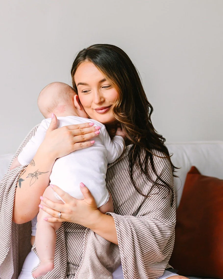 The nursing cover, elevated. ✨ Silkier. Stretchier. Stylish. A chic poncho fit with built-in pockets for all your on-the-fly essentials &mdash; because you deserve both function and style. How stunning is this shot by @dampolophotography?! 😍